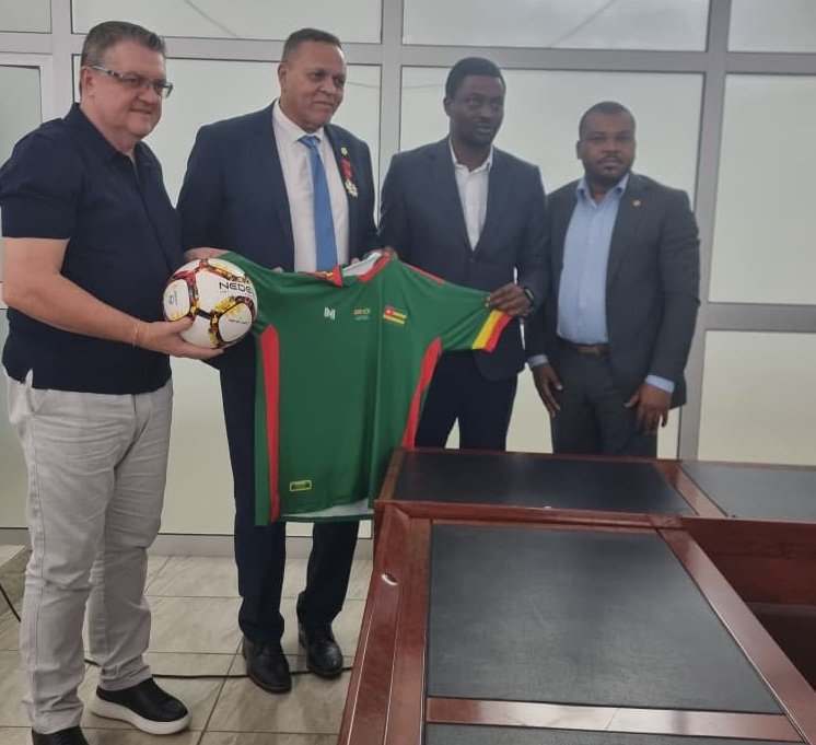 Presidente Jairo Martins homologa projeto no Togo com Ministro dos esportes